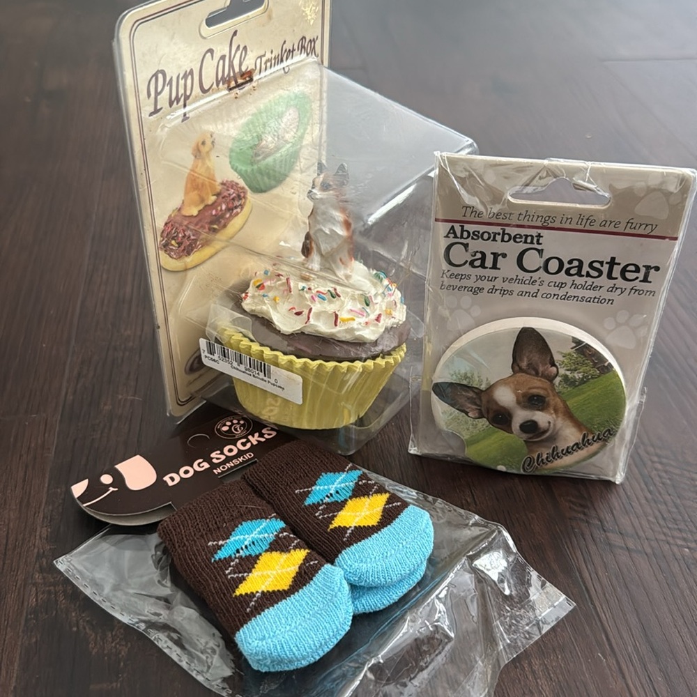 CHIHUAHUA DOG THEME GIFT SET SOCKS COASTER CERAMIC TRINKET HOLDER